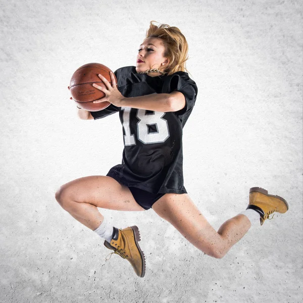 女性はジャンプとバスケット ボールをプレー — ストック写真
