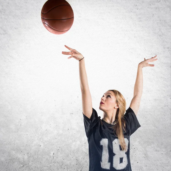 Loira bonita mulher jogando basquete — Fotografia de Stock