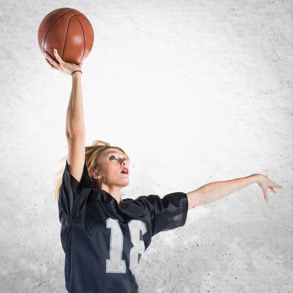 Frau springt und spielt Basketball — Stockfoto