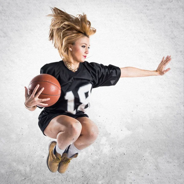 Mujer saltando y jugando baloncesto — Foto de Stock