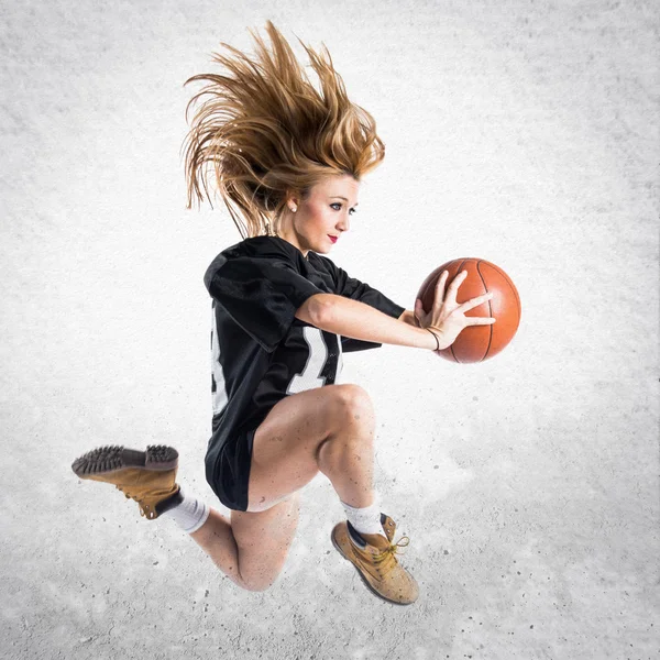 Žena skákat a hrát basketbal — Stock fotografie