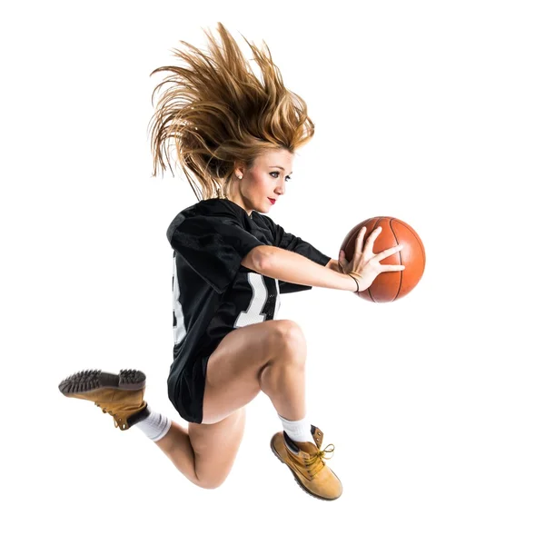 Žena skákat a hrát basketbal — Stock fotografie