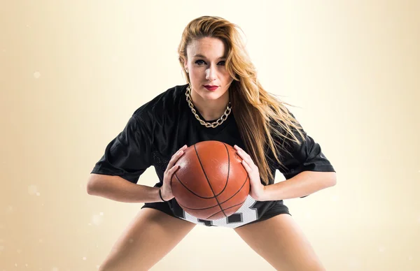 バスケット ボールをしてきれいな金髪女性 — ストック写真