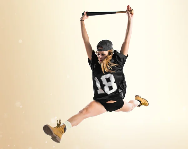 Femme sautant et jouant au baseball — Photo