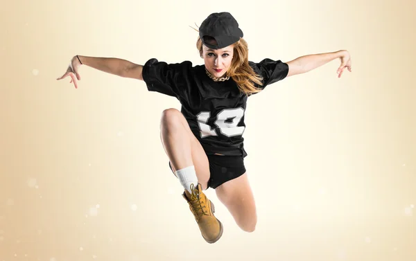 Жінка танцює вуличним танцем і стрибає — стокове фото