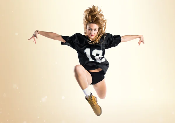 Mujer bailando street dance y saltando — Foto de Stock