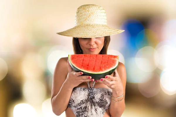 Femme en bikini tenant une pastèque — Photo