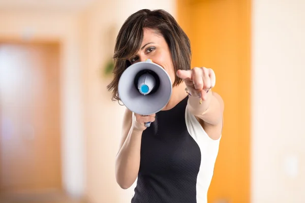 Mooi meisje geschreeuw met een megafoon op witte achtergrond — Stockfoto