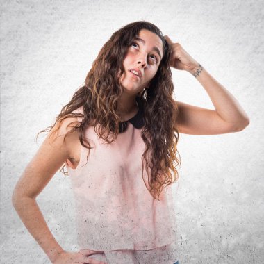 Genç kız izole arka plan üzerinde