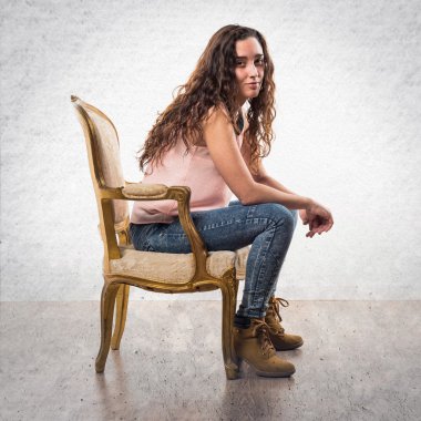 Genç kız izole arka plan üzerinde