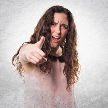 Genç kız izole arka plan üzerinde