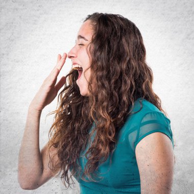 Genç kız izole arka plan üzerinde