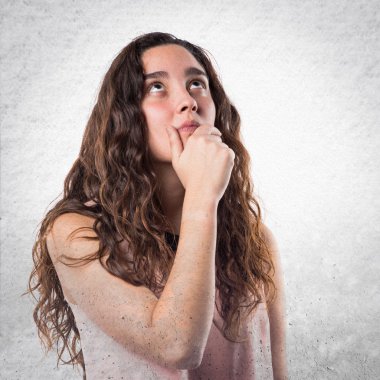 Genç kız izole arka plan üzerinde