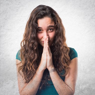 Genç kız izole arka plan üzerinde