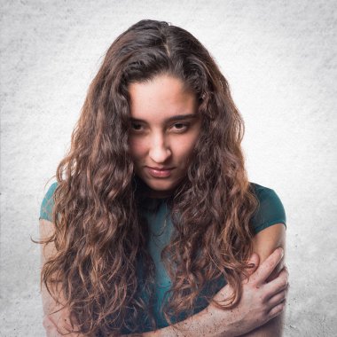 Genç kız izole arka plan üzerinde