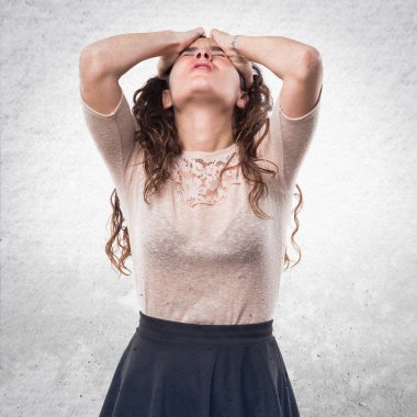 Genç kız izole arka plan üzerinde