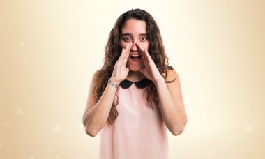 Genç kız izole arka plan üzerinde