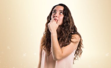 Genç kız izole arka plan üzerinde