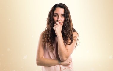 Genç kız izole arka plan üzerinde