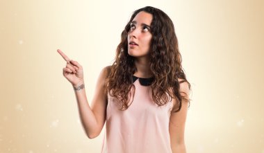 Genç kız izole arka plan üzerinde