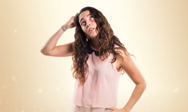 Genç kız izole arka plan üzerinde