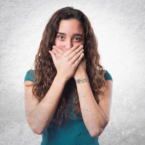 Genç kız izole arka plan üzerinde