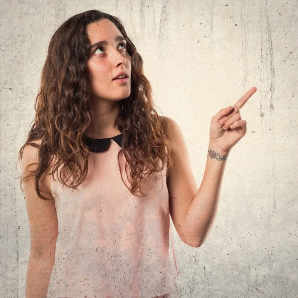 Genç kız izole arka plan üzerinde