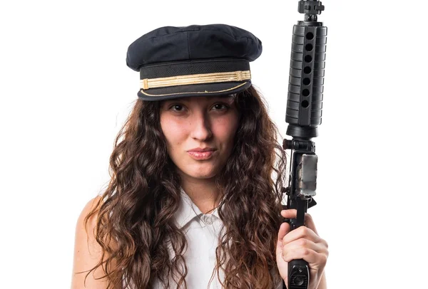 Tonåring modell havet hatt hålla ett gevär — Stockfoto