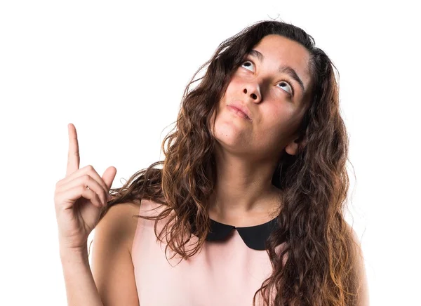 Adolescente menina apontando para cima — Fotografia de Stock