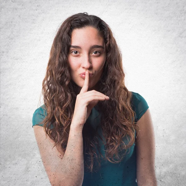 Menina adolescente fazendo gesto de silêncio — Fotografia de Stock