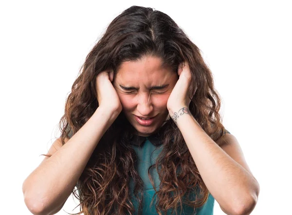 Tiener meisje die betrekking hebben op haar oren — Stockfoto