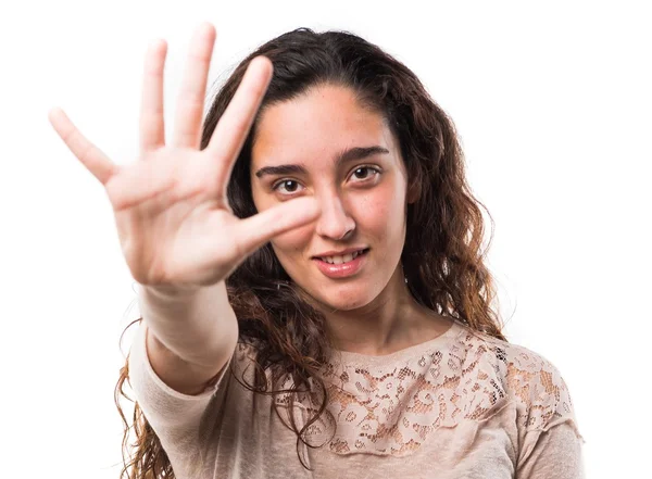 Tonåring flicka räknar fem — Stockfoto