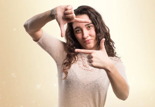 Tonåring flicka fokuserar med fingrarna — Stockfoto