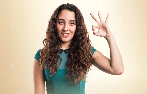 Teenager Mädchen macht ok Zeichen — Stockfoto