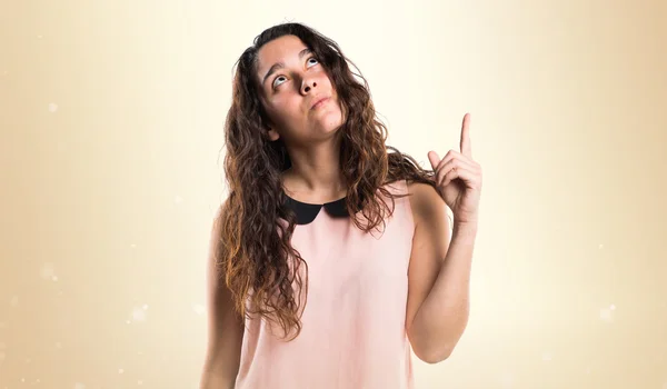 Adolescente menina apontando para cima — Fotografia de Stock