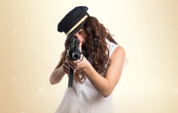 Modelo adolescente usando chapéu de mar segurando uma espingarda — Fotografia de Stock