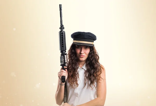 Tonåring modell havet hatt hålla ett gevär — Stockfoto