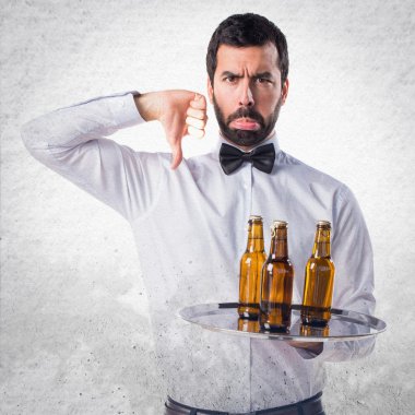 Bira şişe kötü sinyal yapıyor tepsi ile garson