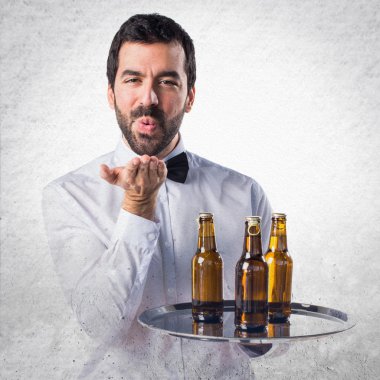 Garson bir öpücük gönderme