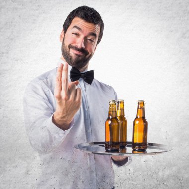 Garson bira şişeleri üzerinde tepsi önümüzdeki jest ile