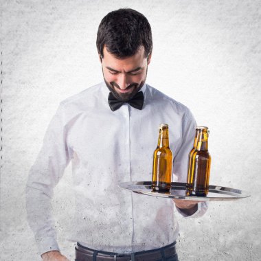 Bira şişe aşağı bakıyor tepsi ile garson