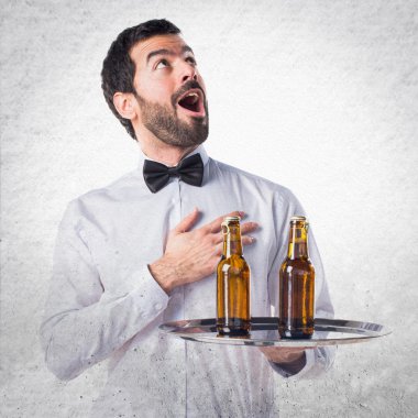 Aşk içinde belgili tanımlık tepsi üzerinde bira şişeleri ile garson