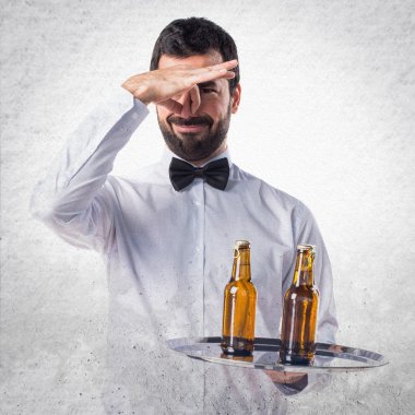 Bira şişe kötü jest kokulu yapma tepsi ile garson