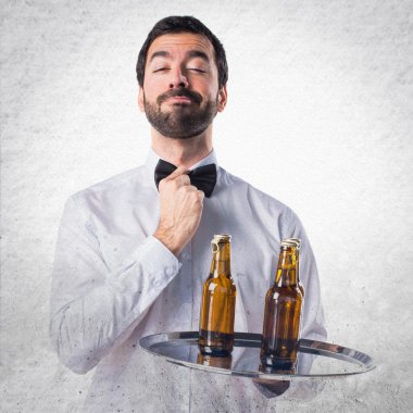 Garson tepsiye bira şişeleri ile 