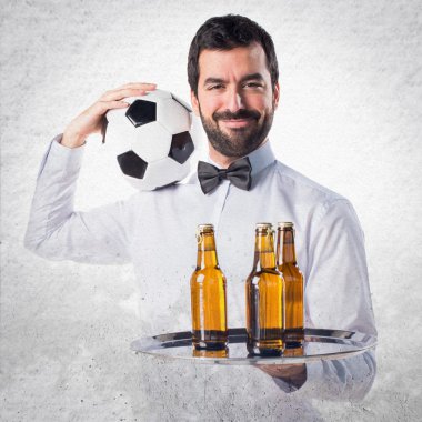 Bira şişe bir futbol topu elinde tepsi ile garson