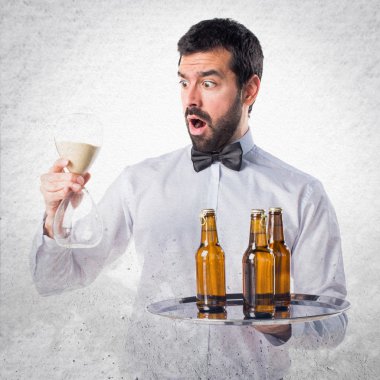 Garson bira şişeleri tepsi tutarak kum saati ile