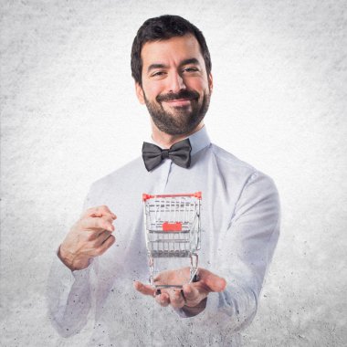 Bira şişe bir süpermarket arabası elinde tepsi ile garson