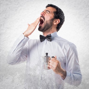 Bira şişe bir cezve elinde tepsi ile garson