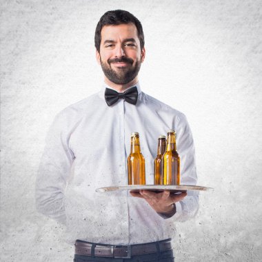 Garson tepsiye bira şişeleri ile 