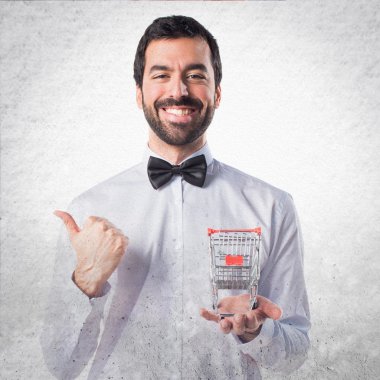 Bira şişe bir süpermarket arabası elinde tepsi ile garson